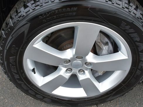 Used 2024 Land Rover Defender 90 X-Dynamic SE image 12