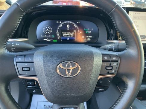 Used 2023 Toyota Crown Limited image 13