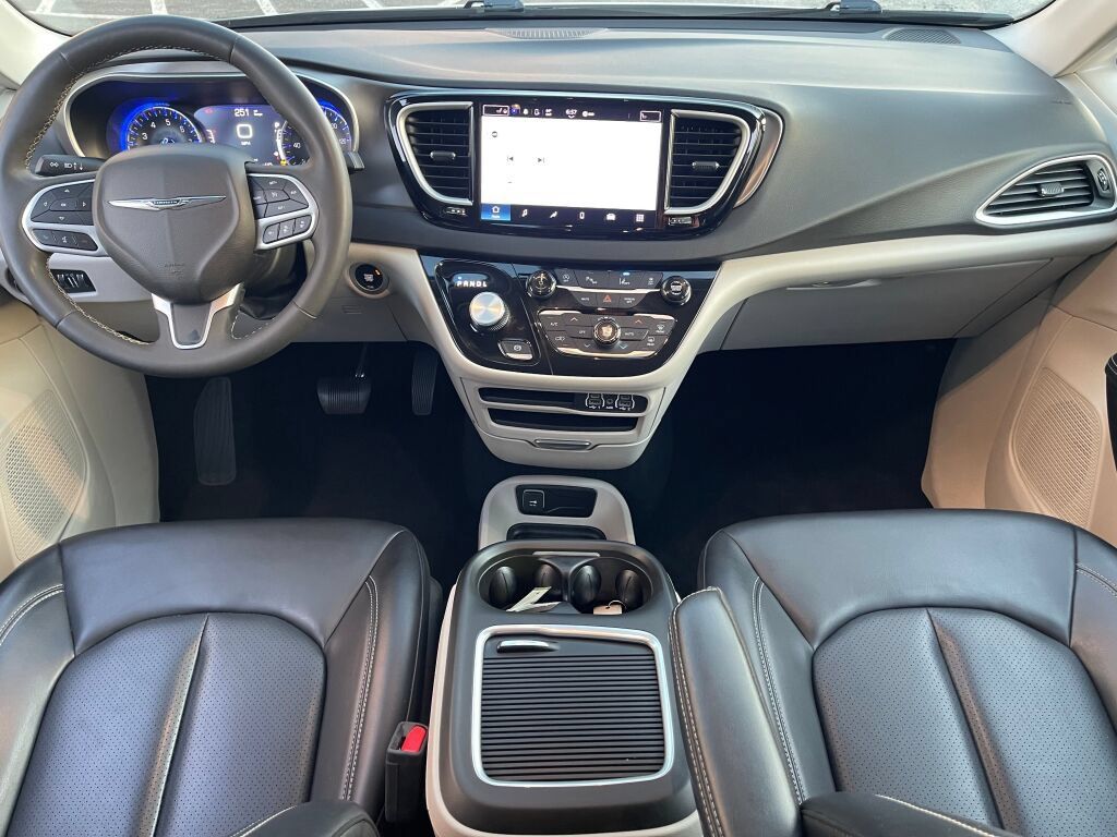 Used 2023 Chrysler Pacifica Touring-L FWD image 30