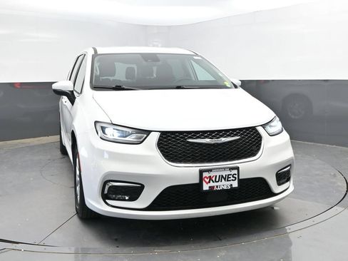 Used 2023 Chrysler Pacifica Touring-L FWD image 4