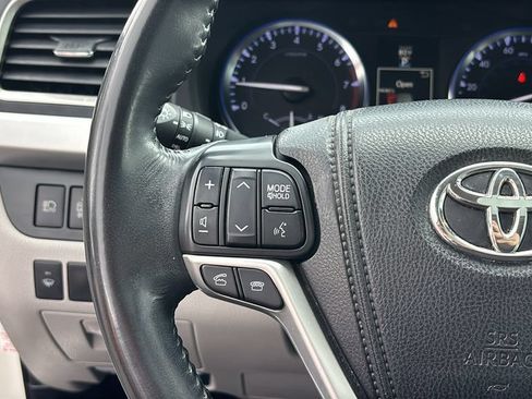 Used 2014 Toyota Highlander Limited w/ Driver Technology Package AWD/4WD image 17