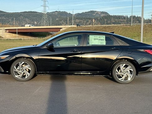 Used 2025 Hyundai Elantra SEL image 6
