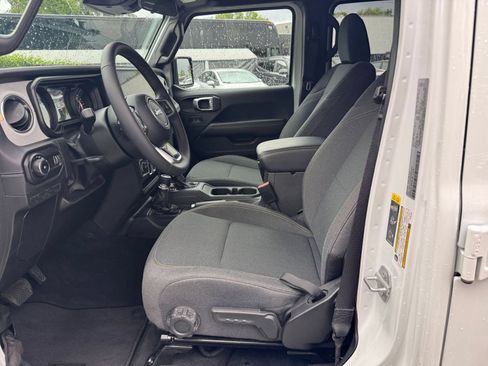 Used 2025 Jeep Wrangler Unlimited Sahara AWD/4WD image 25