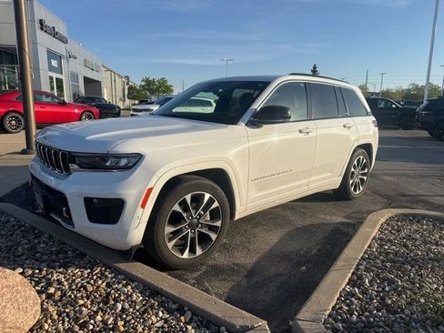 Used 2025 Jeep Grand Cherokee Overland AWD/4WD image 3