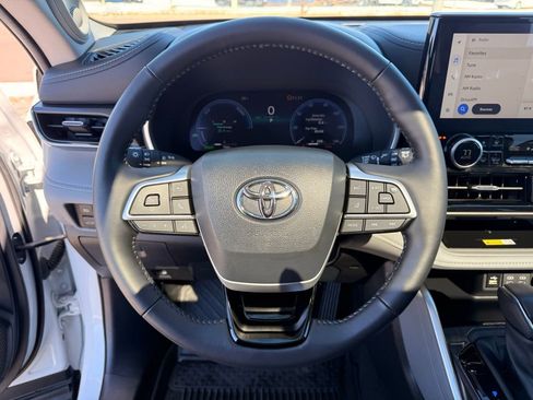 Used 2024 Toyota Highlander Limited image 14