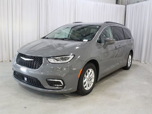 Used 2022 Chrysler Pacifica Touring-L w/ Uconnect Theater Family Group FWD image 36