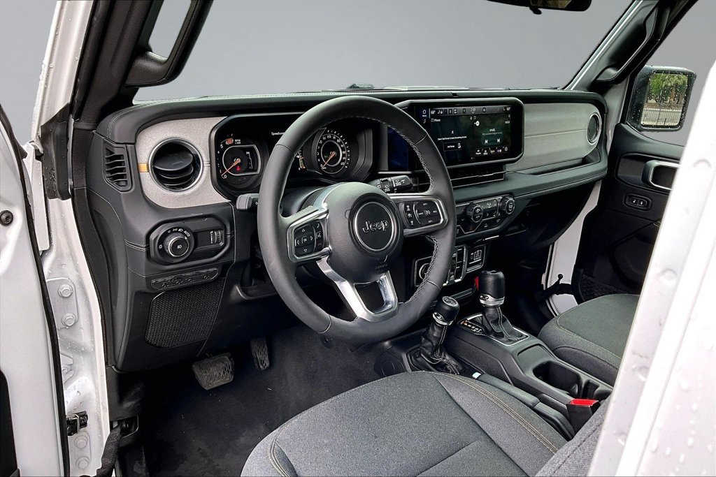 Used 2026 Jeep Wrangler Unlimited Sahara AWD/4WD image 4