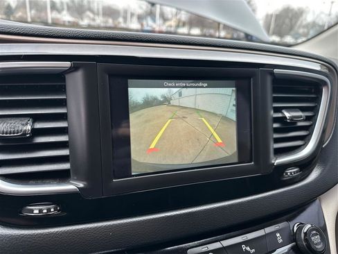 Used 2018 Chrysler Pacifica Touring-L image 30