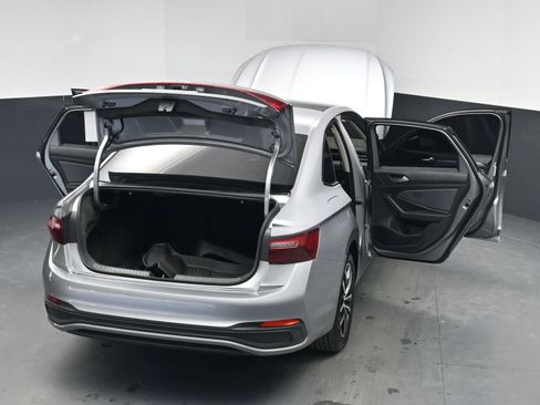 Used 2025 Volkswagen Jetta SE image 24