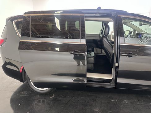 Used 2022 Chrysler Pacifica Touring-L image 43