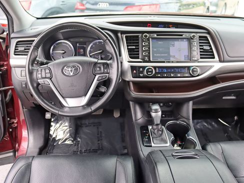 Used 2019 Toyota Highlander Limited Platinum w/ Carpet Mat Package (TMS) AWD/4WD image 17