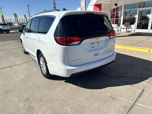 Used 2018 Chrysler Pacifica Touring-L image 3
