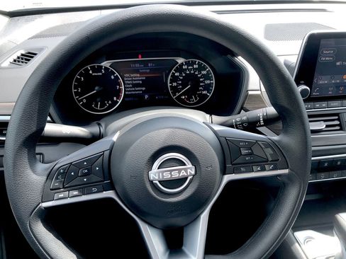 Used 2025 Nissan Altima 2.5 SV image 16