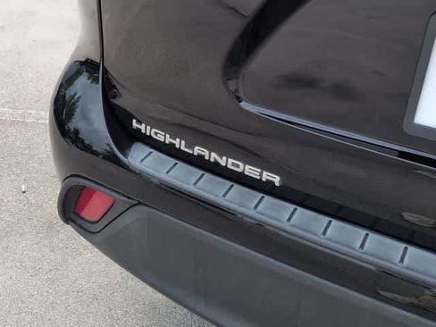 Used 2022 Toyota Highlander XLE FWD image 13