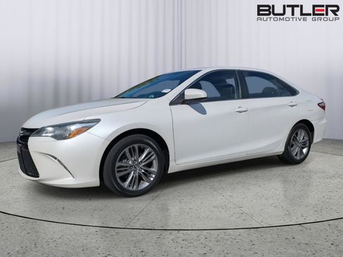 Used 2016 Toyota Camry SE w/ Moonroof Package FWD image 4