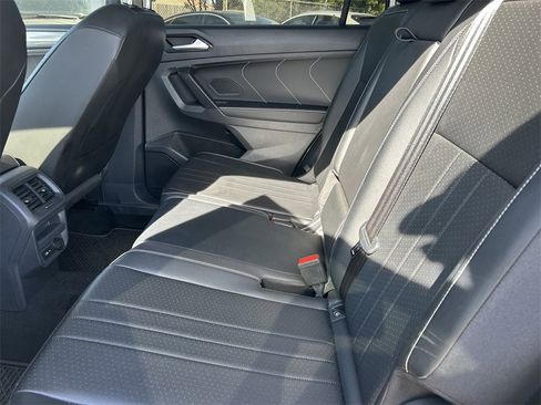 Used 2022 Volkswagen Tiguan SE image 15