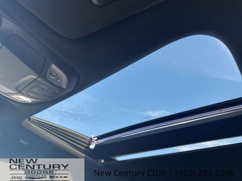 Used 2025 Chrysler Pacifica Limited image 32