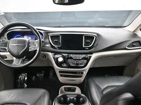 Used 2020 Chrysler Pacifica Touring-L Plus w/ Advanced Safetytec Group FWD image 11