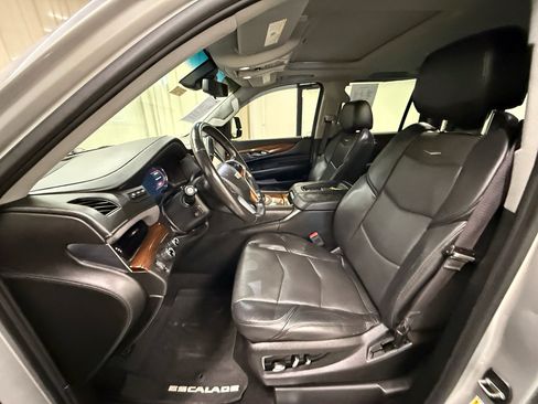 Used 2017 Cadillac Escalade Luxury AWD/4WD image 30
