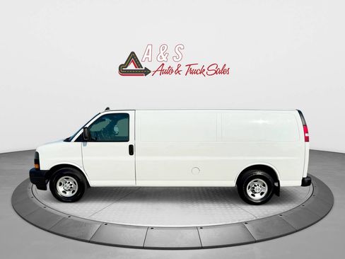 Used 2018 Chevrolet Express 3500 Extended w/ Driver Convenience Package image 5