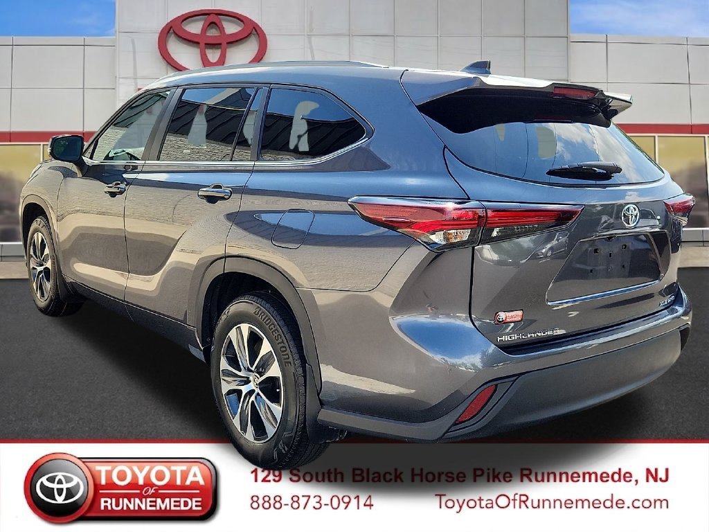 Certified 2025 Toyota Highlander XLE AWD/4WD image 4