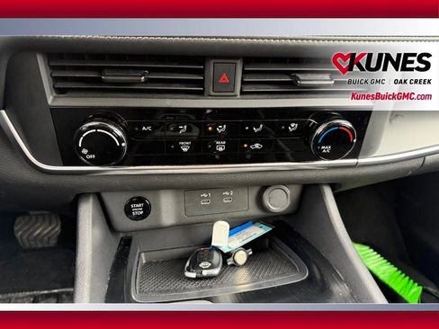 Used 2023 Nissan Rogue SV image 16