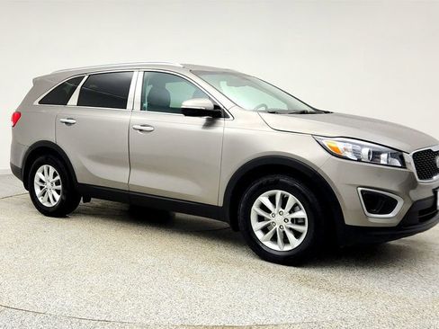 Used 2017 Kia Sorento LX w/ LX Convenience Package image 3
