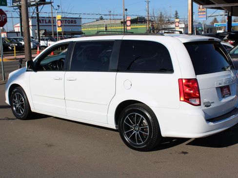 Used 2016 Dodge Grand Caravan R/T image 2