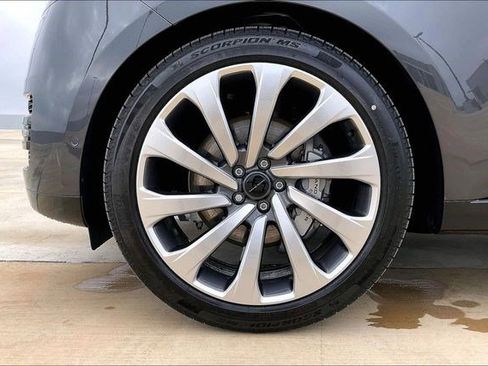 New 2025 Land Rover Range Rover Long Wheelbase SE AWD/4WD image 15