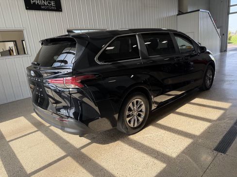 Used 2022 Toyota Sienna LE AWD/4WD image 4