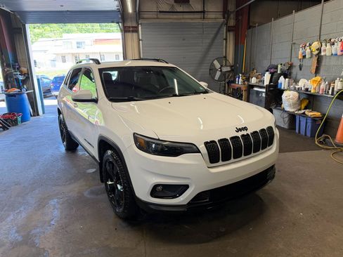 Used 2019 Jeep Cherokee Latitude Plus AWD/4WD image 3