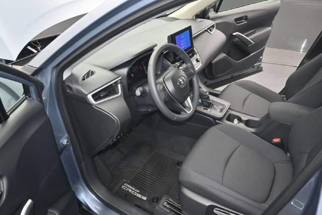 Used 2026 Toyota Corolla Cross LE w/ Moonroof Package FWD image 4