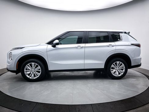 New 2025 Mitsubishi Outlander ES image 4
