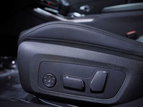 Used 2025 BMW 330i Sedan w/ M Sport Package image 18