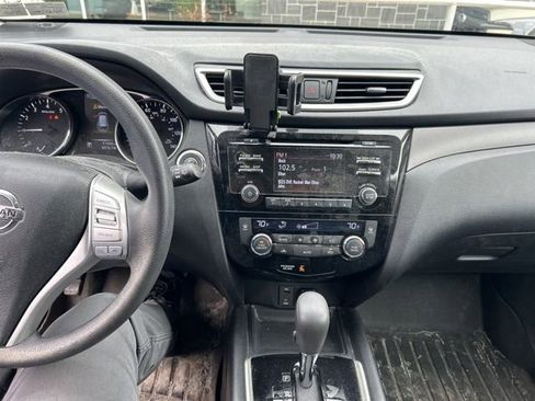 Used 2014 Nissan Rogue SV image 3