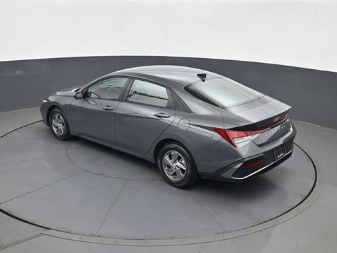 Used 2024 Hyundai Elantra SE FWD image 31