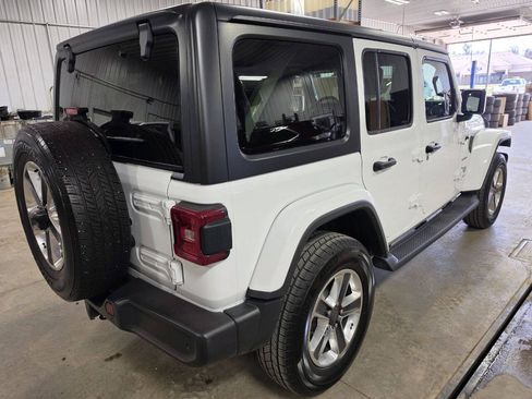 Used 2018 Jeep Wrangler Unlimited Sahara AWD/4WD image 8