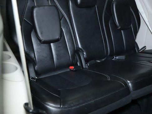 Used 2024 Chrysler Pacifica Select image 31