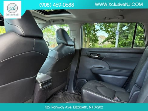 Used 2022 Toyota Highlander XLE AWD/4WD image 30