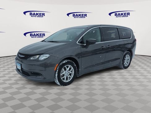 Used 2023 Chrysler Voyager LX image 7