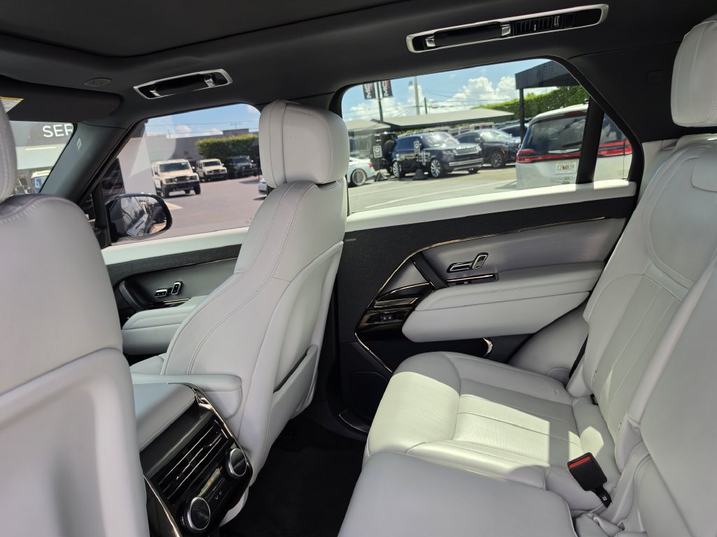 Used 2025 Land Rover Range Rover Sport SE AWD/4WD image 13