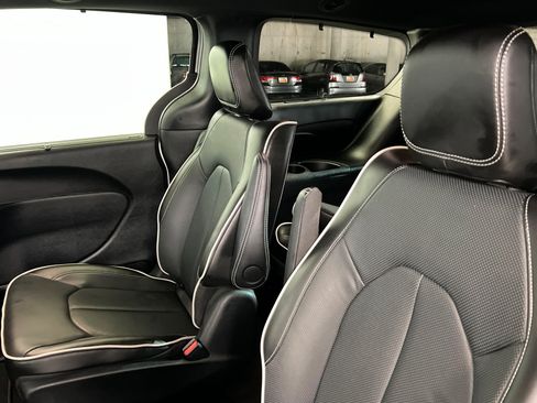 Used 2024 Chrysler Pacifica Premium FWD image 21