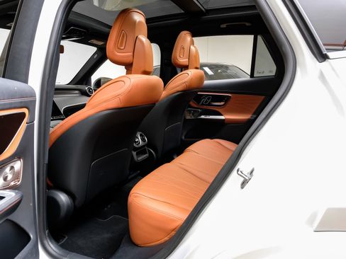 Used 2024 Mercedes-Benz GLC 300 4MATIC image 38