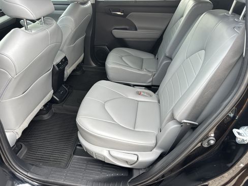 Used 2022 Toyota Highlander XLE FWD image 23