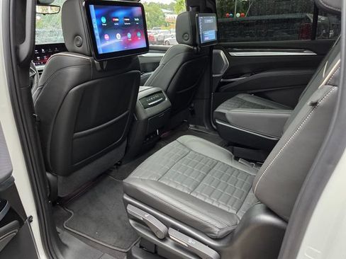 Used 2025 Cadillac Escalade ESV V w/ LPO, ONYX Package AWD/4WD image 10