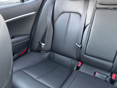 Used 2025 Genesis G70 2.5T image 40