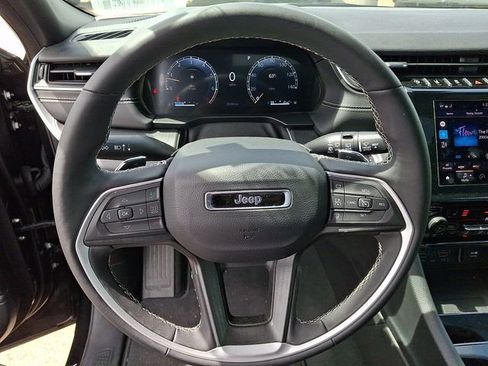 Used 2025 Jeep Grand Cherokee Altitude image 15