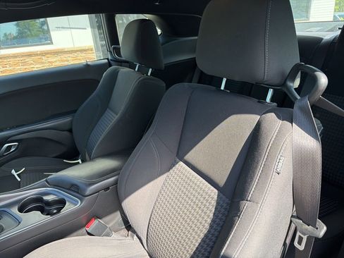 Used 2019 Dodge Challenger SXT image 3