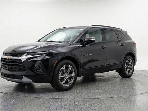Used 2025 Chevrolet Blazer LT FWD image 3