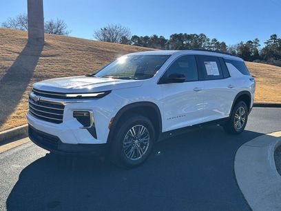 Used 2025 Chevrolet Traverse LT